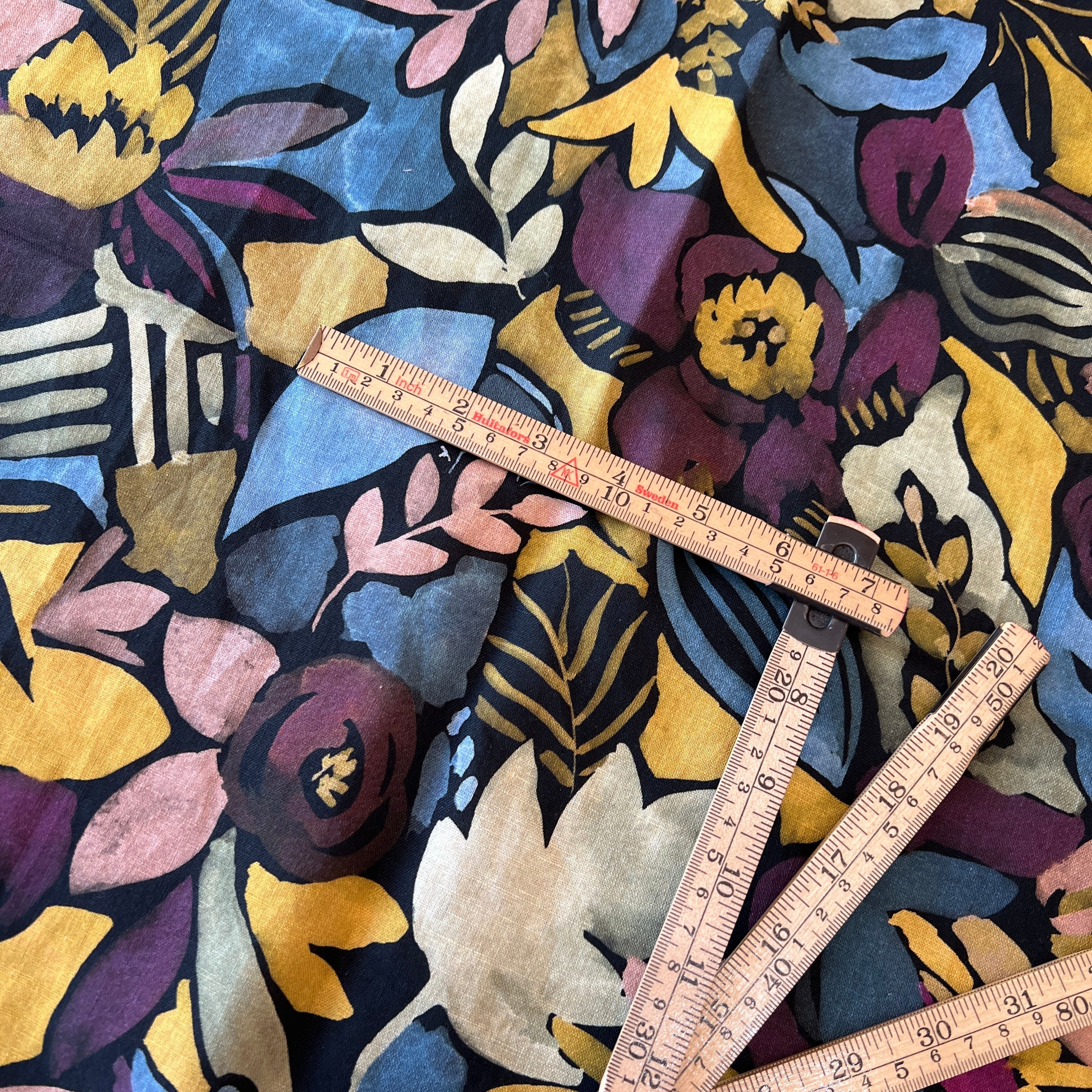 Posy Black/modern floral