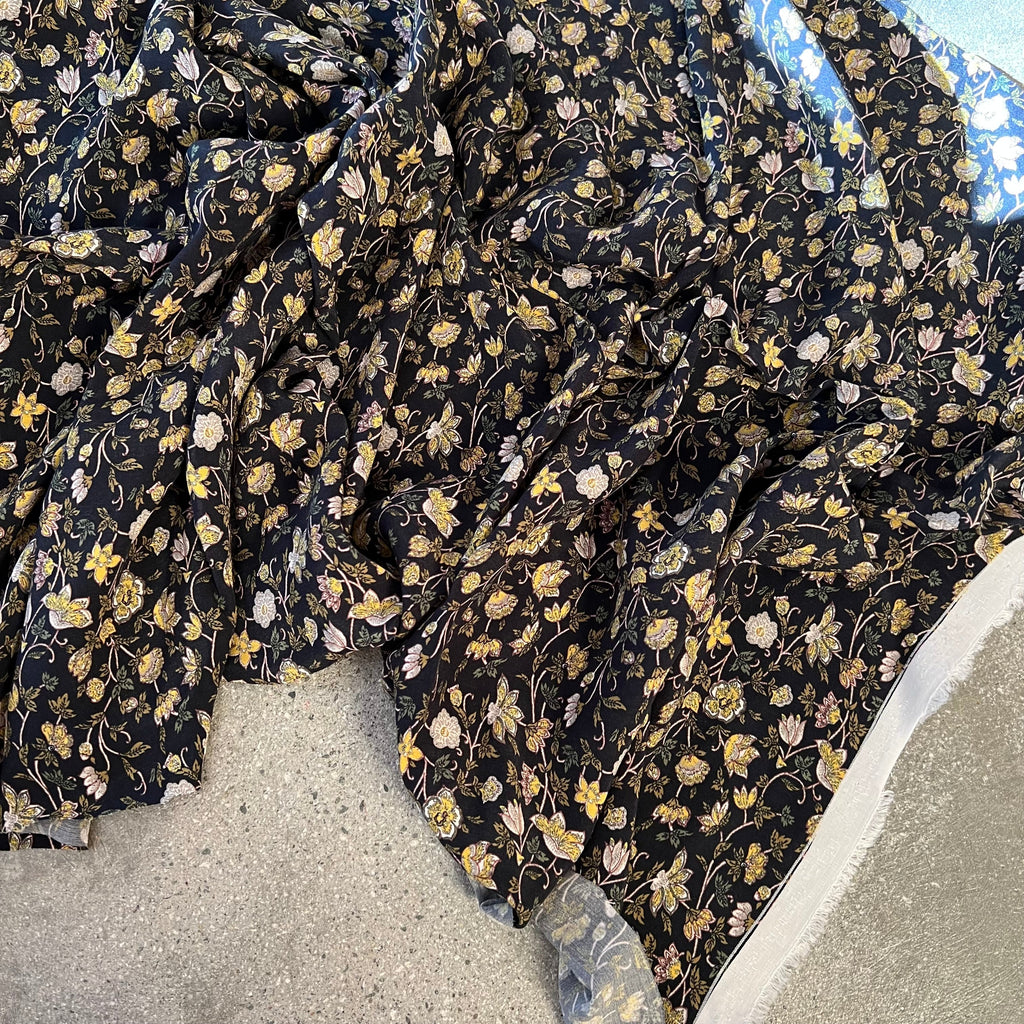 Round the Garden Path Navy/gold/white floral