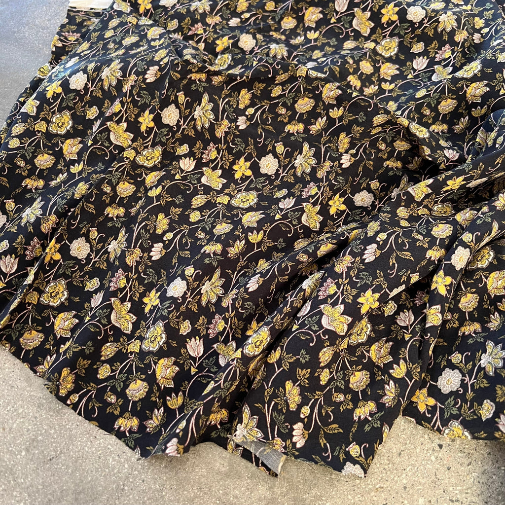 Round the Garden Path Navy/gold/white floral