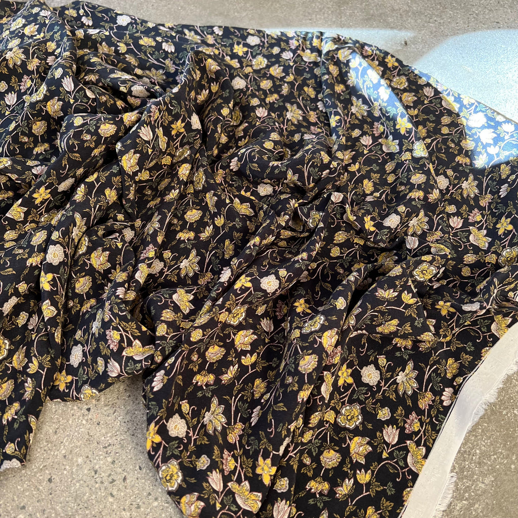 Round the Garden Path Navy/gold/white floral