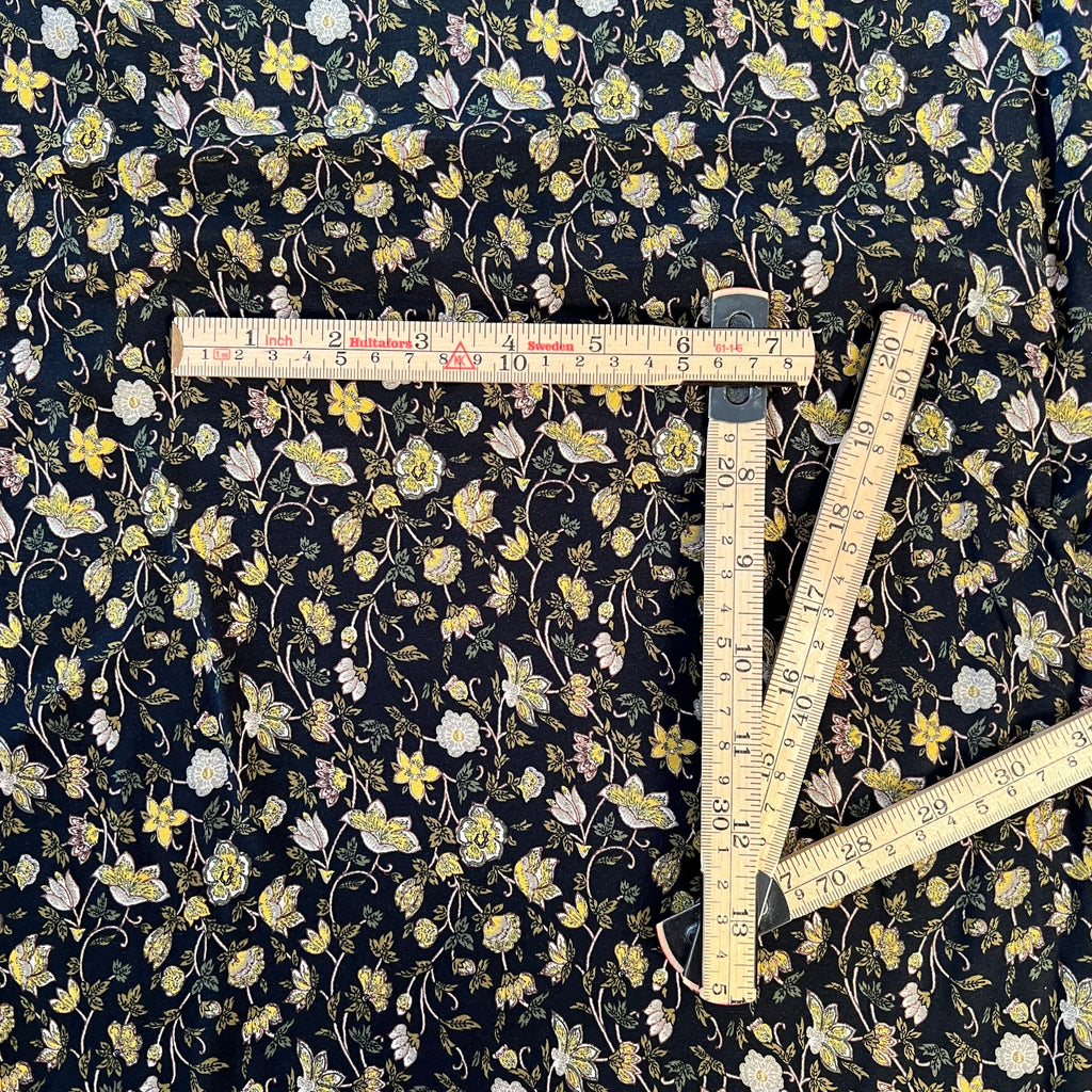 Round the Garden Path Navy/gold/white floral