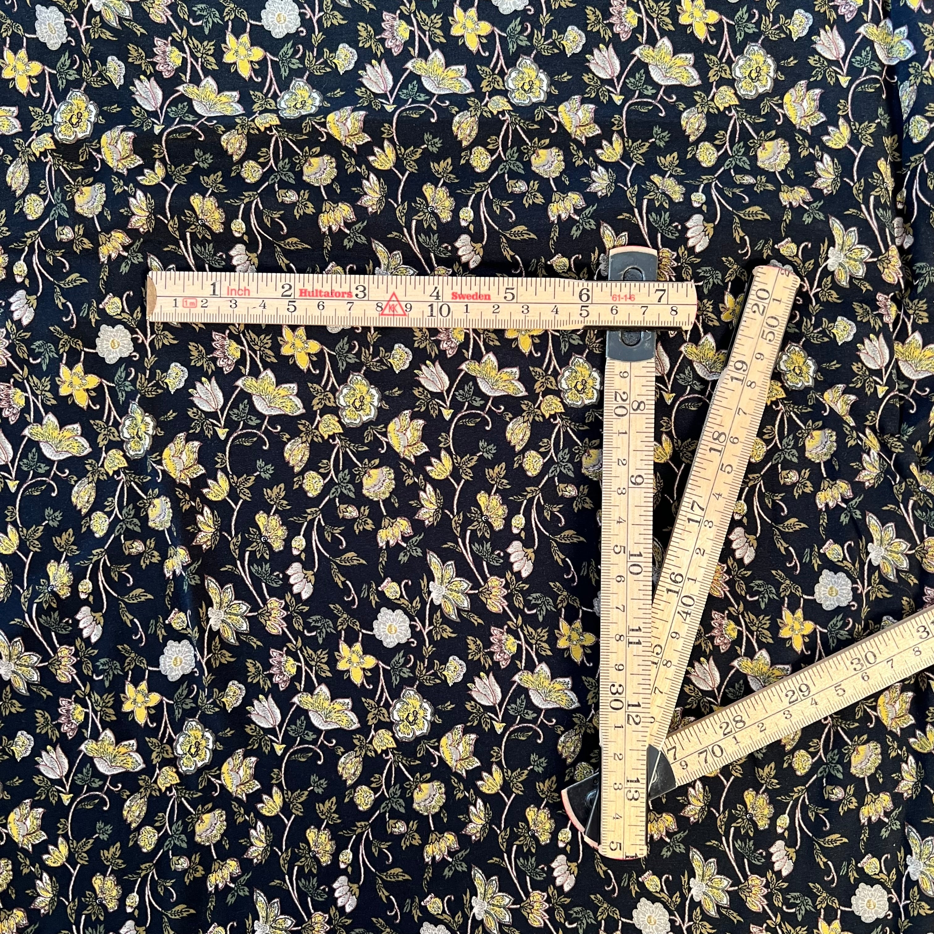 Round the Garden Path Navy/gold/white floral