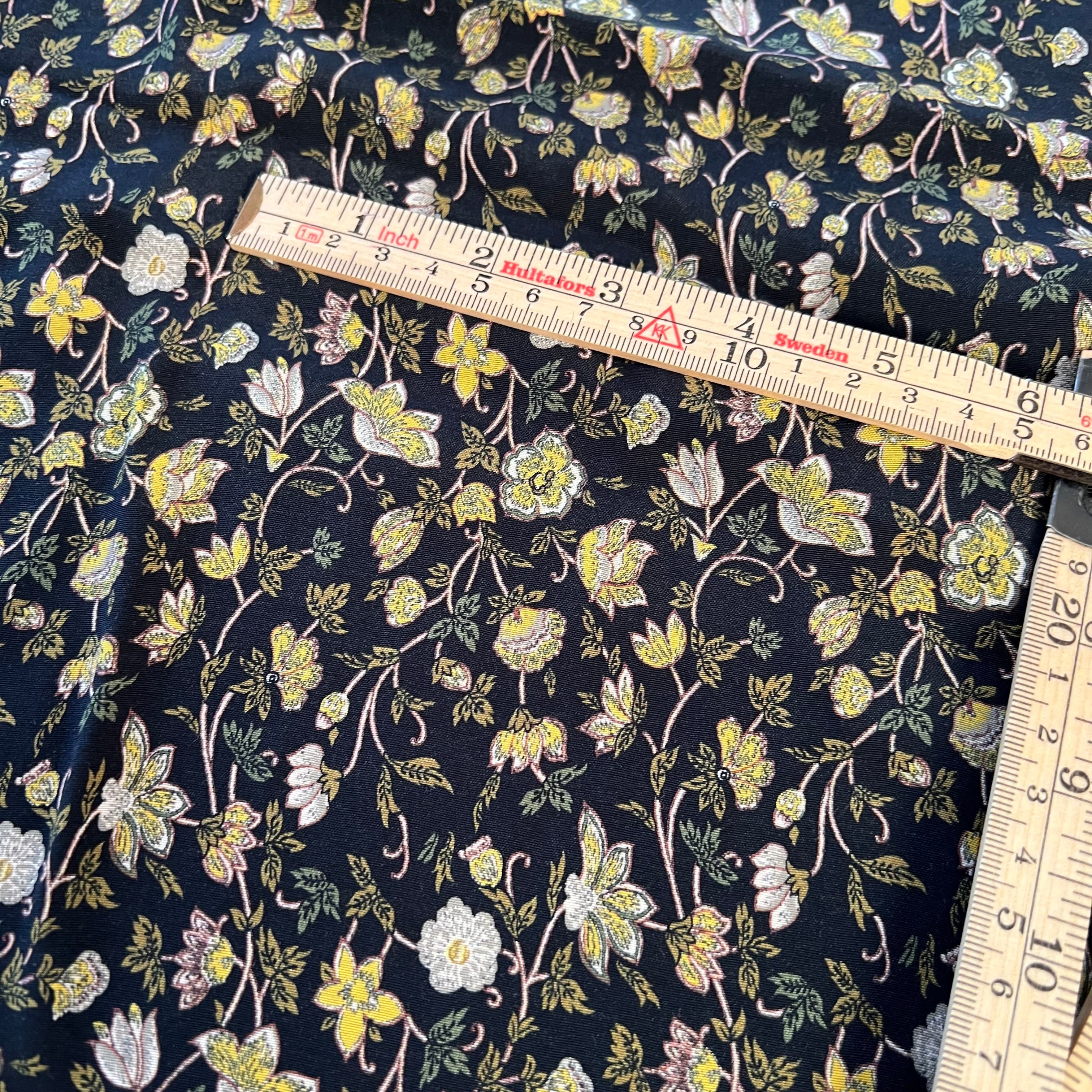 Round the Garden Path Navy/gold/white floral