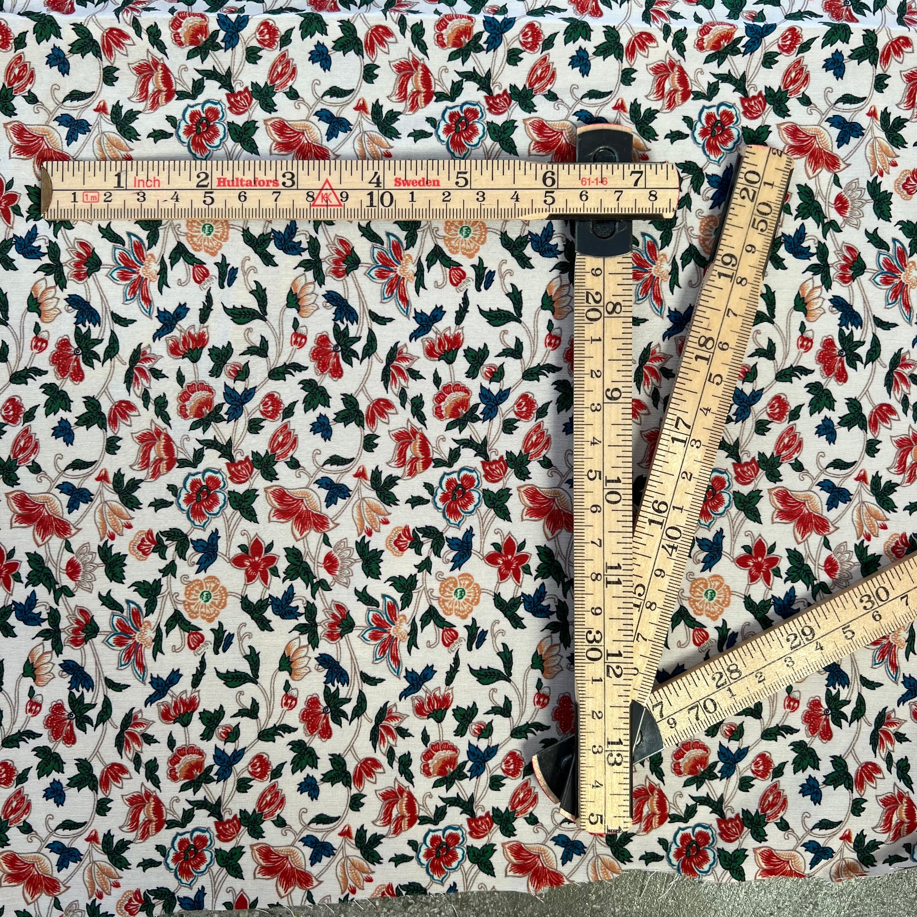 Round the Garden Path White/pink/red floral