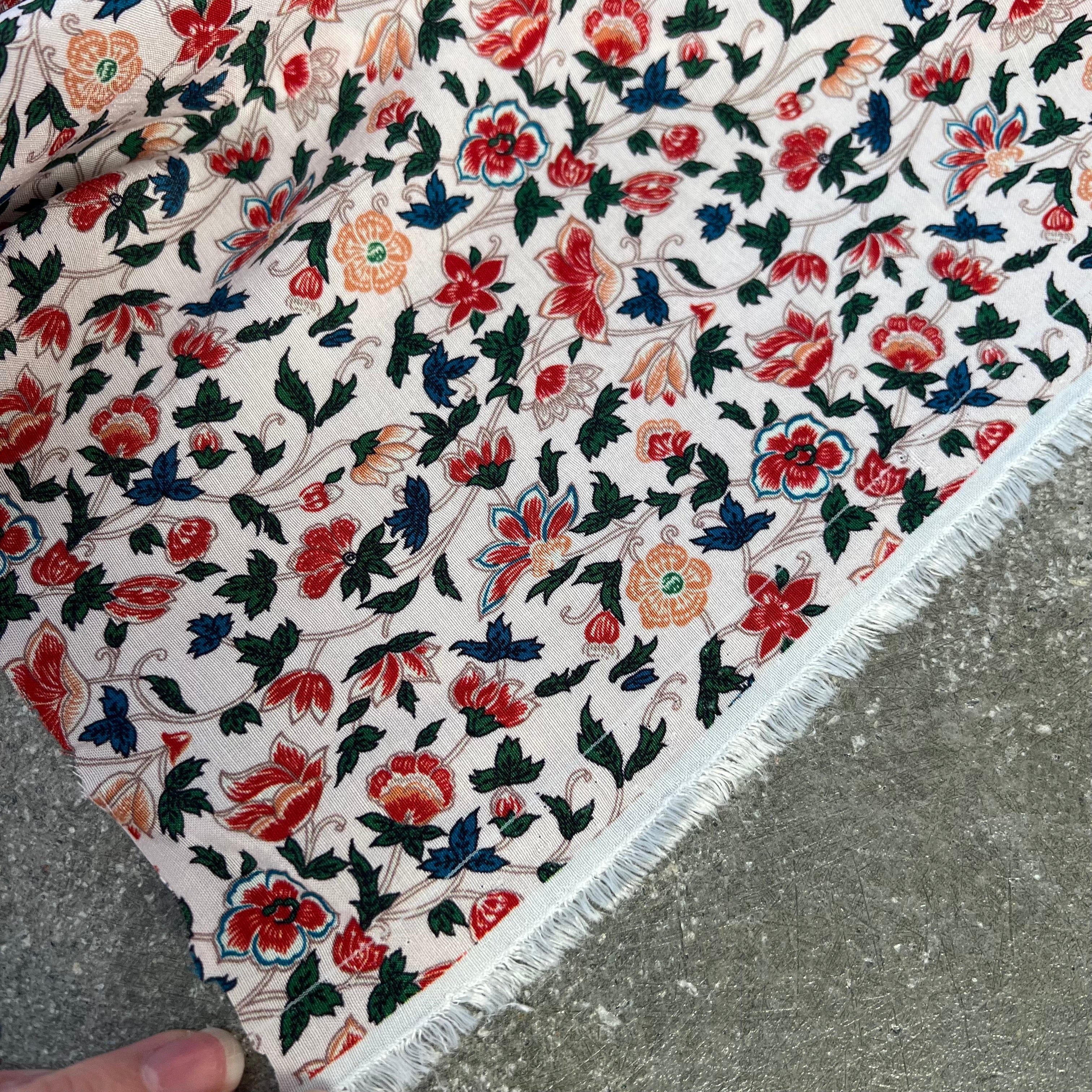 Round the Garden Path White/pink/red floral