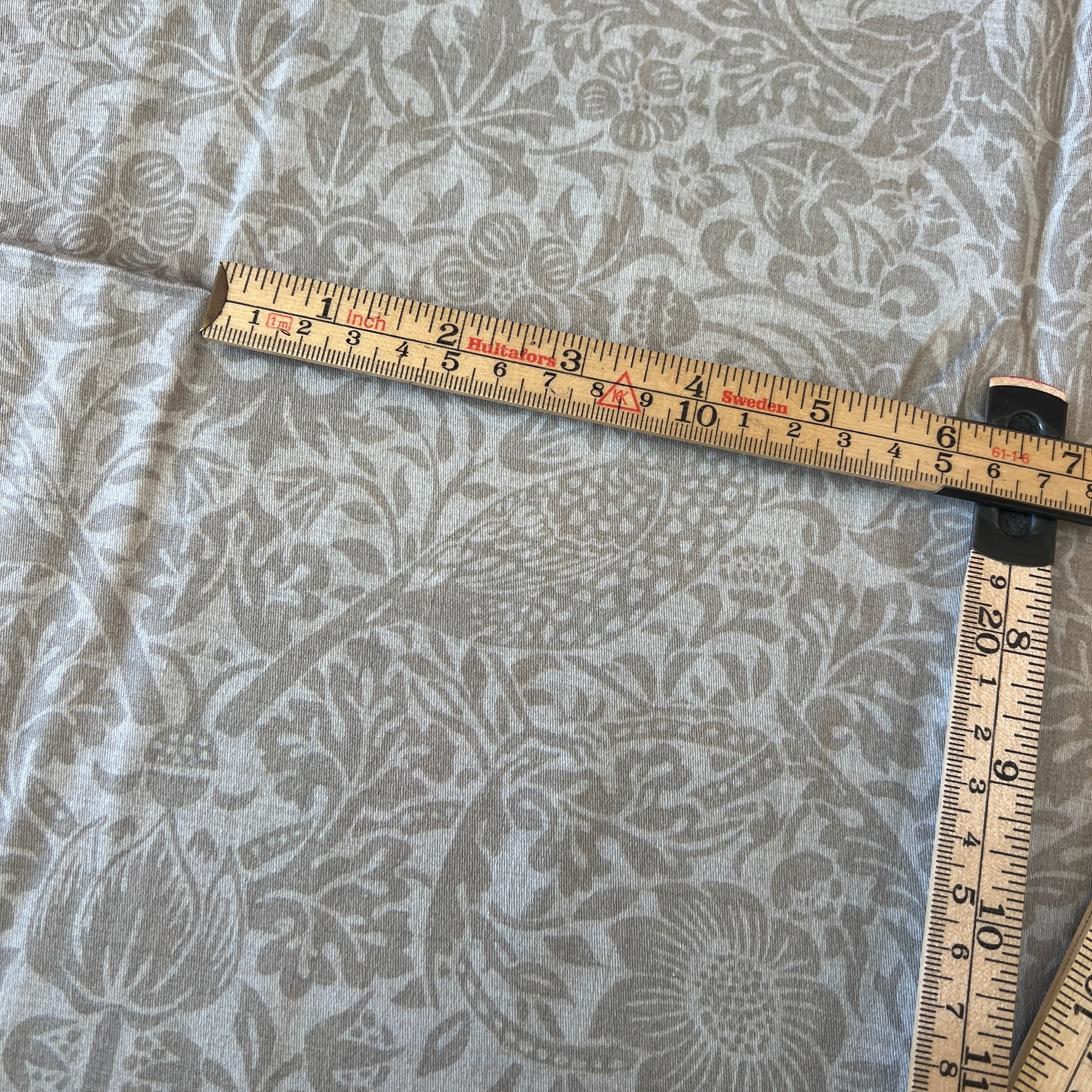 Magpie Pale grey/white Scandinavian print